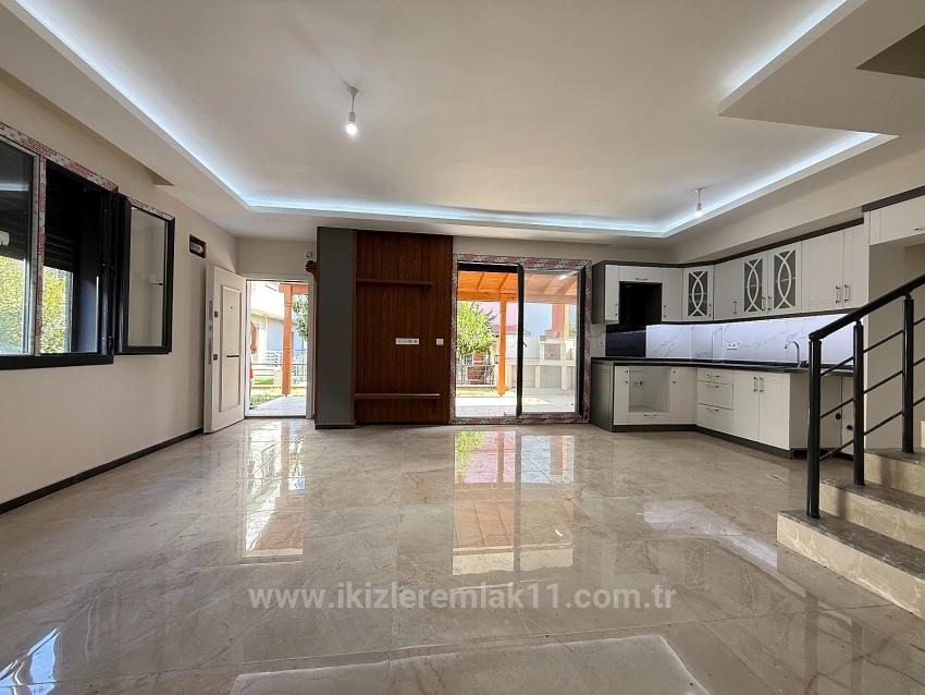 Brandneue 3+1-Villa Zum Verkauf Im Seferihisar Doğanbey Center.