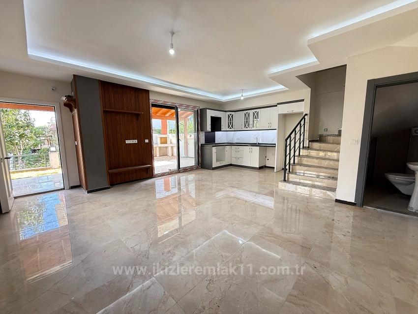 Brandneue 3+1-Villa Zum Verkauf Im Seferihisar Doğanbey Center.