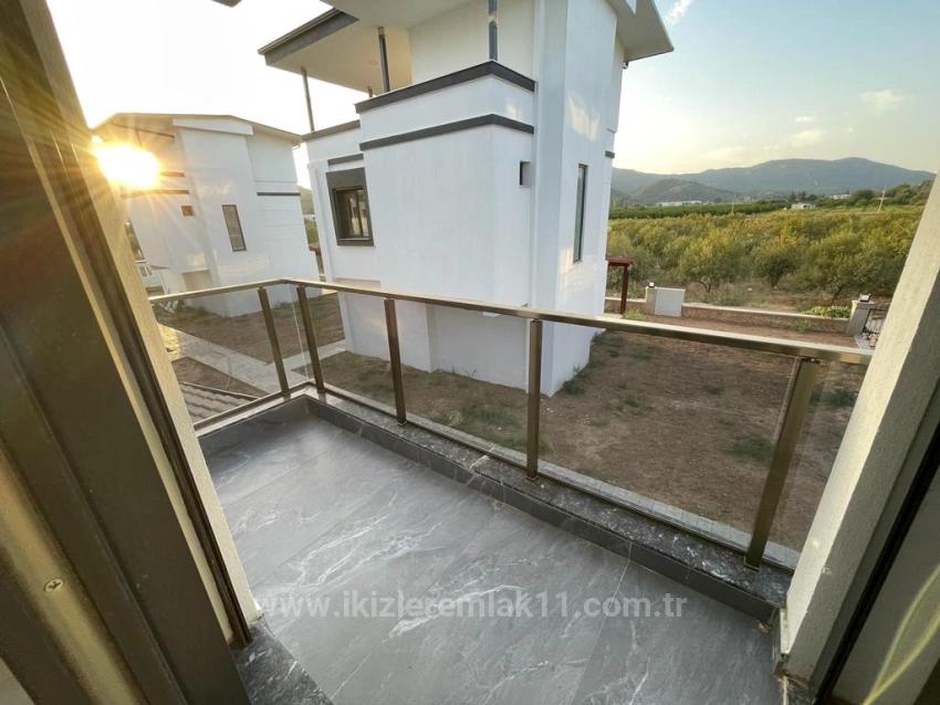 Brandneue Freistehende 3+1 Villa Mit Privatem Pool In Doğanbey, Seferihisar Zu Verkaufen.
