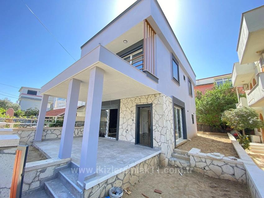 Brandneue, Freistehende Luxusvilla Mit 3 Schlafzimmern Und Einem Zusätzlichen Zimmer In Doğanbey, Seferihisar, Zu Verkaufen.