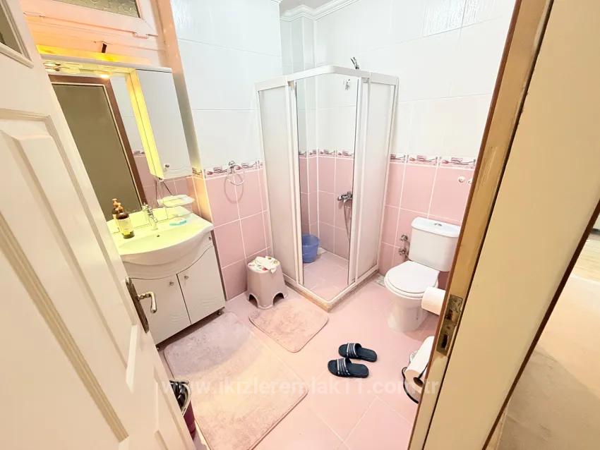 In Ürkmez, 400 M Vom Meer Entfernt, Separate Küche, Geräumiges 2+1 Voll Möbliertes Apartment