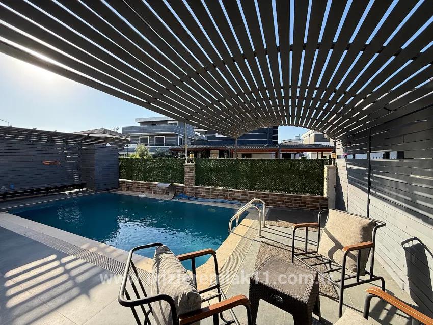 In Ürkmez Doğanbey befindet sich ein freistehendes Haus mit Pool, 3+1, separate Küche, großer Garten