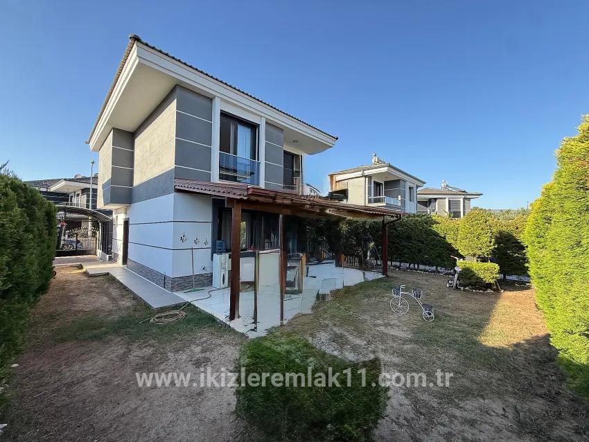 In Ürkmez Doğanbey befindet sich ein freistehendes Haus mit Pool, 3+1, separate Küche, großer Garten