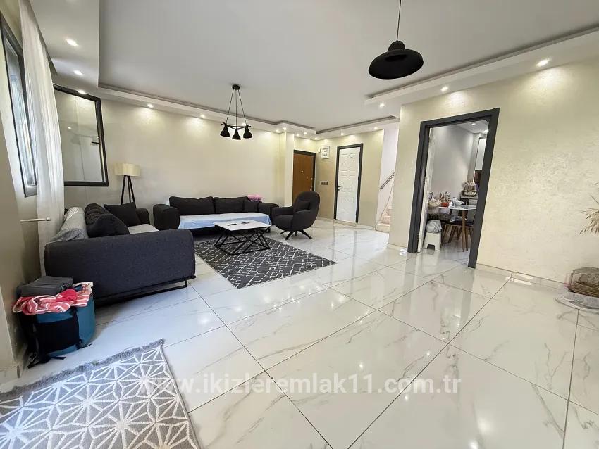 In Ürkmez Doğanbey befindet sich ein freistehendes Haus mit Pool, 3+1, separate Küche, großer Garten