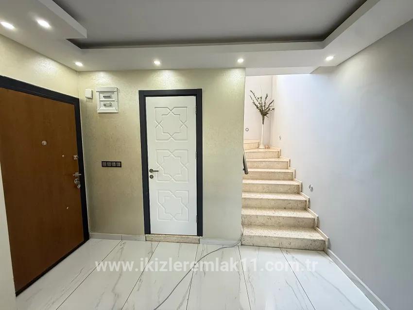 In Ürkmez Doğanbey befindet sich ein freistehendes Haus mit Pool, 3+1, separate Küche, großer Garten