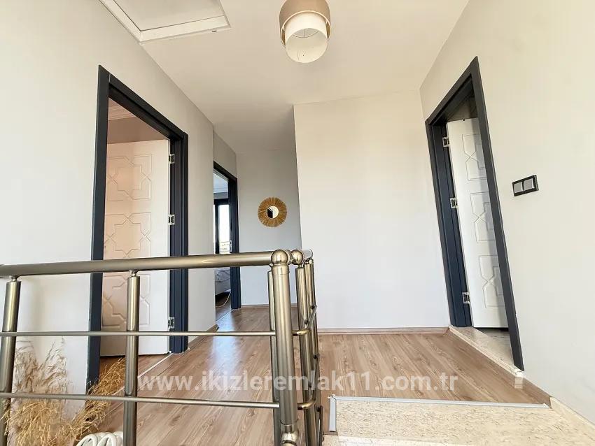 In Ürkmez Doğanbey befindet sich ein freistehendes Haus mit Pool, 3+1, separate Küche, großer Garten