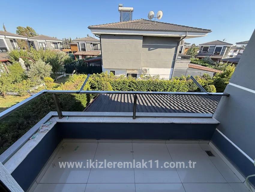 In Ürkmez Doğanbey befindet sich ein freistehendes Haus mit Pool, 3+1, separate Küche, großer Garten