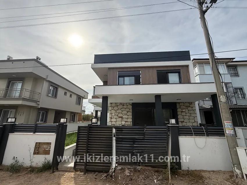 3+1-Zimmer Sommerhaus Zu verkaufen in Cumhuriyet Bz. Seferihisar Doğanbey - 180 m²