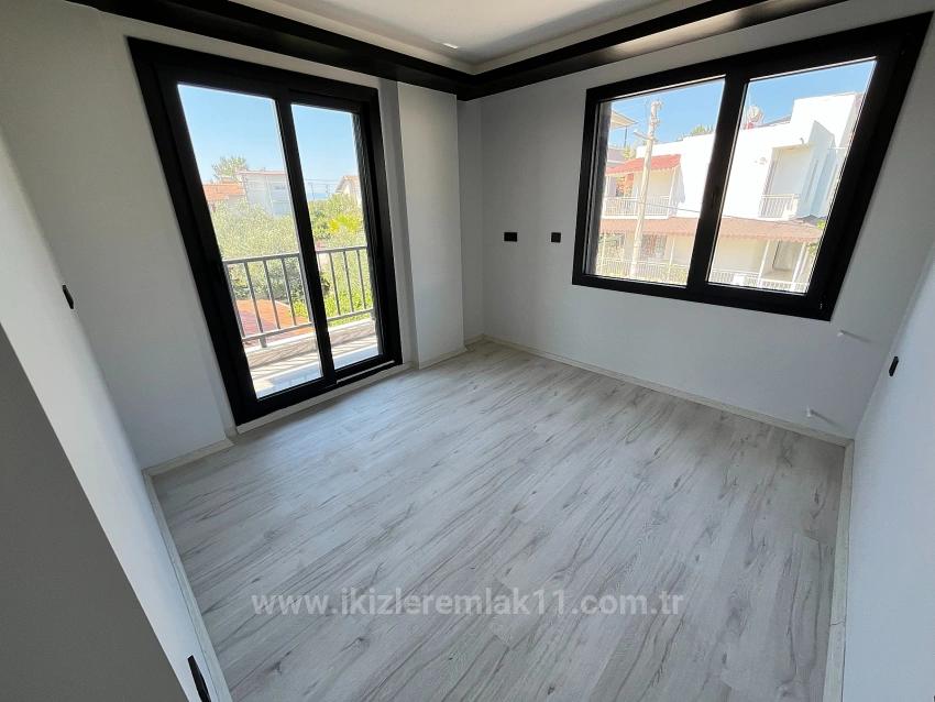 Freistehende Villa Mit 3 Schlafzimmern Und Einem Zusätzlichen Zimmer (Elternschlafzimmer) Auf Einem 390 M² Großen Garten In Seferihisar Doganbey Zu Verkaufen