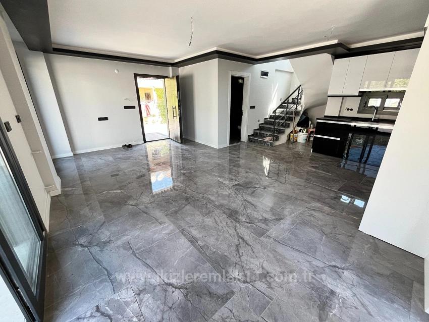 Freistehende Villa Mit 3 Schlafzimmern Und Einem Zusätzlichen Zimmer (Elternschlafzimmer) Auf Einem 390 M² Großen Garten In Seferihisar Doganbey Zu Verkaufen