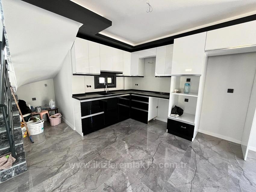 Freistehende Villa Mit 3 Schlafzimmern Und Einem Zusätzlichen Zimmer (Elternschlafzimmer) Auf Einem 390 M² Großen Garten In Seferihisar Doganbey Zu Verkaufen