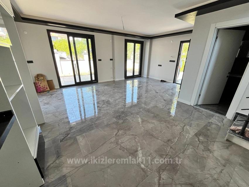 Freistehende Villa Mit 3 Schlafzimmern Und Einem Zusätzlichen Zimmer (Elternschlafzimmer) Auf Einem 390 M² Großen Garten In Seferihisar Doganbey Zu Verkaufen