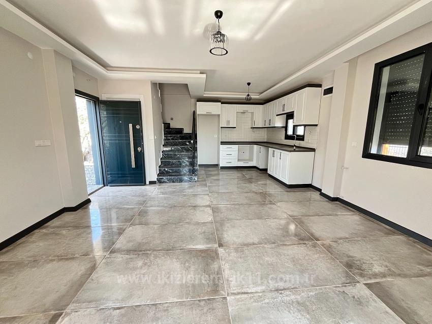 Brandneue, Freistehende 3+1-Zimmer-Villa Mit Großem Garten In Seferihisar Doğanbey Zu Verkaufen