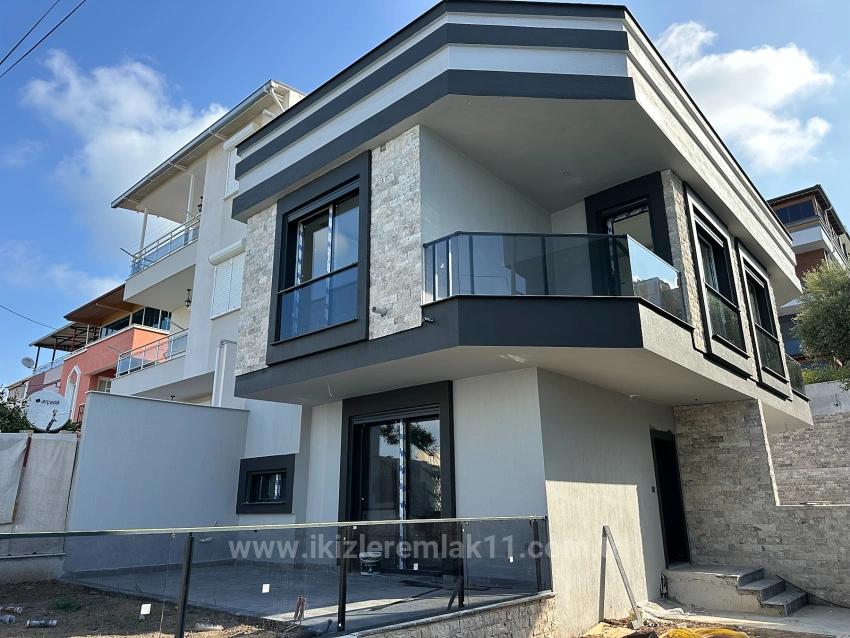 2+1 Brandneue Maisonette-Villa Mit Garten Zum Verkauf Im Zentrum Von Seferihisar Ürkmez