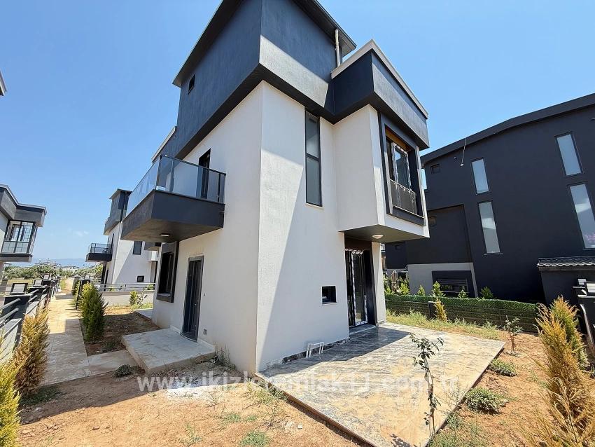 2+1-Zimmer Einfamilienhaus Zu verkaufen in Cumhuriyet Bz. Seferihisar Doğanbey - 190 m²