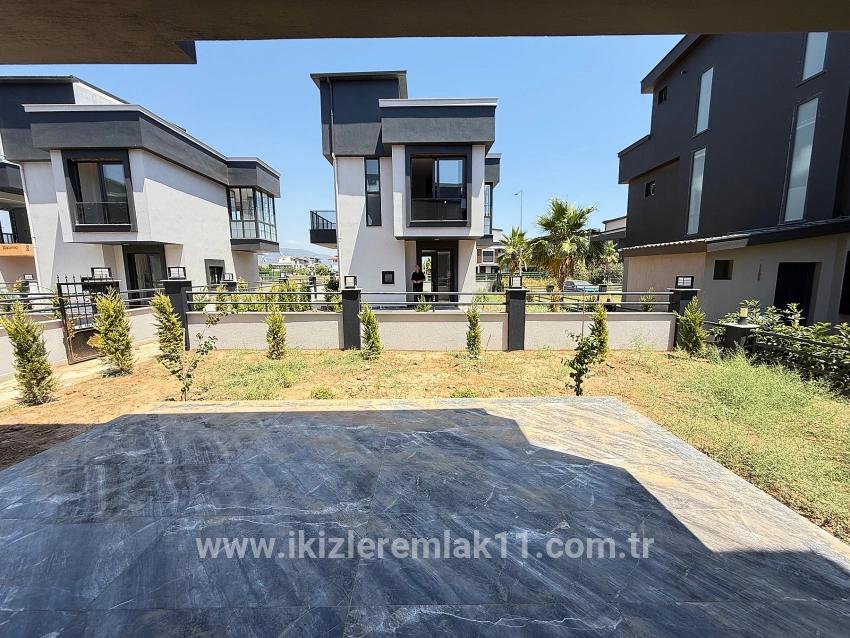 2+1-Zimmer Einfamilienhaus Zu verkaufen in Cumhuriyet Bz. Seferihisar Doğanbey - 190 m²