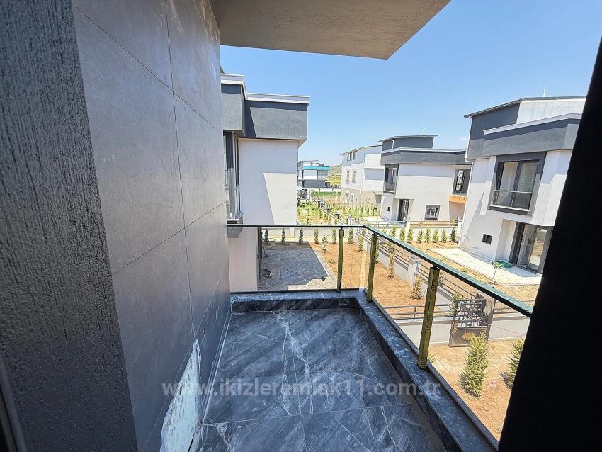 2 + 1 Villa Mit Freistehendem Garten Zum Verkauf In Seferihisar Doğanbey