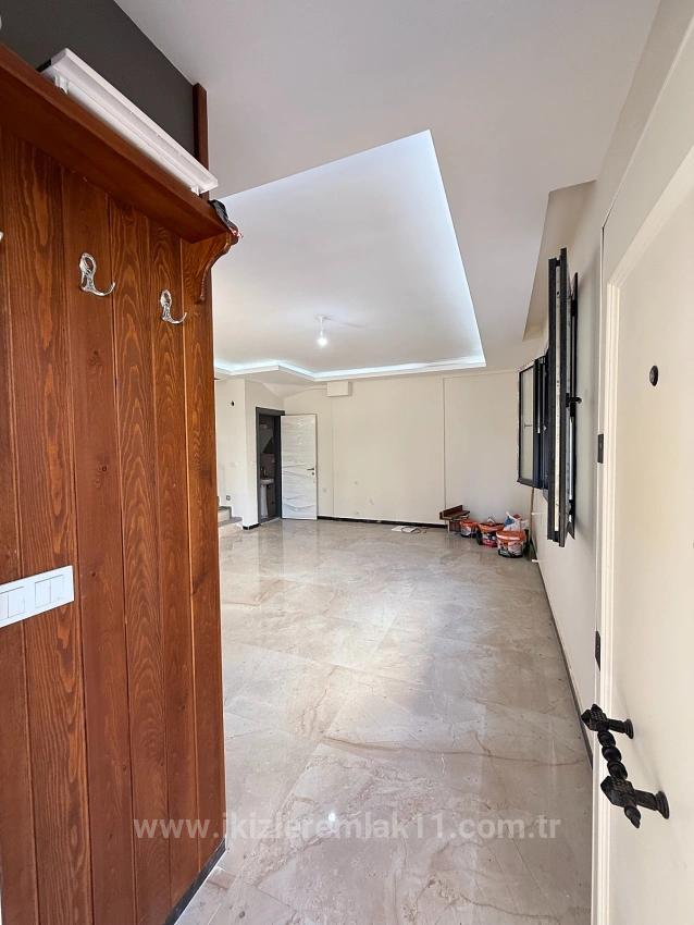 3+1 Villa Mit Brandneuem Garten In Seferihisar Doğanbey, In Meeresnähe, Zu Verkaufen