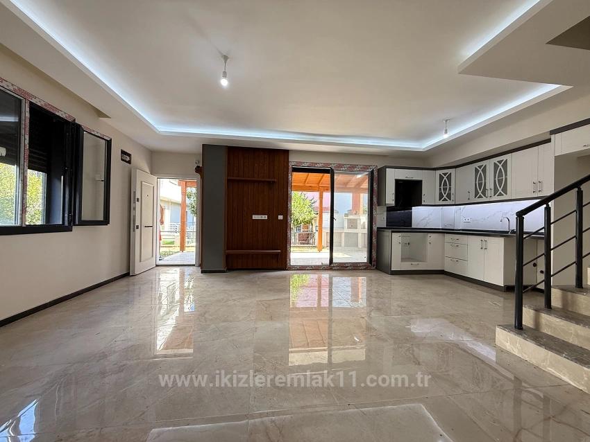 3+1 Villa Mit Brandneuem Garten In Seferihisar Doğanbey, In Meeresnähe, Zu Verkaufen