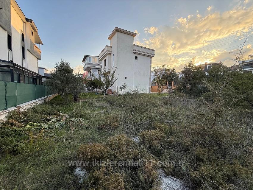 285 Quadratmeter Großes Eckgrundstück Mit Baugenehmigung In Seferihisar Doğanbey Zu Verkaufen