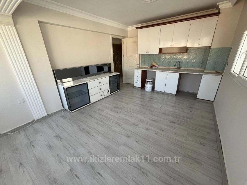 Großzügige 2+1-Zimmer-Wohnung Im Mittleren Stockwerk Im Zentrum Von Ürkmez, In Meeresnähe, Zu Verkaufen.