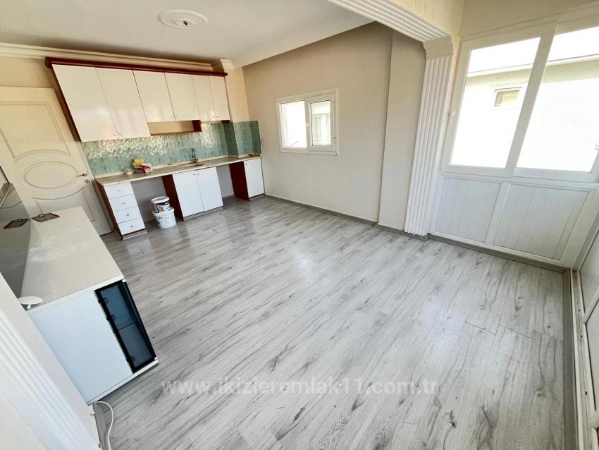 Großzügige 2+1-Zimmer-Wohnung Im Mittleren Stockwerk Im Zentrum Von Ürkmez, In Meeresnähe, Zu Verkaufen.