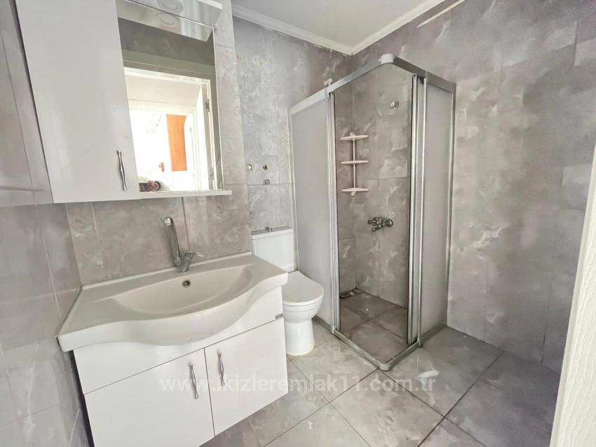 Großzügige 2+1-Zimmer-Wohnung Im Mittleren Stockwerk Im Zentrum Von Ürkmez, In Meeresnähe, Zu Verkaufen.