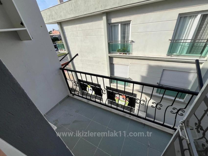 Großzügige 2+1-Zimmer-Wohnung Im Mittleren Stockwerk Im Zentrum Von Ürkmez, In Meeresnähe, Zu Verkaufen.