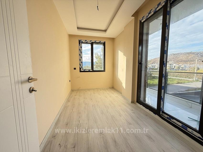 3+1 Maisonette-Villa Mit Neuem Garten Zum Verkauf In Seferihisar Doğanbey