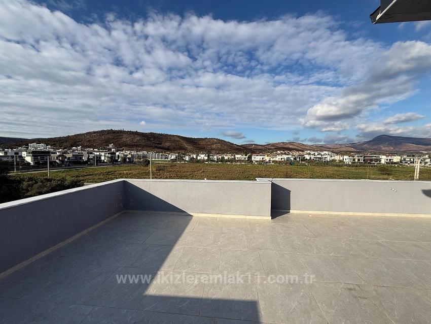 3+1 Maisonette-Villa Mit Neuem Garten Zum Verkauf In Seferihisar Doğanbey