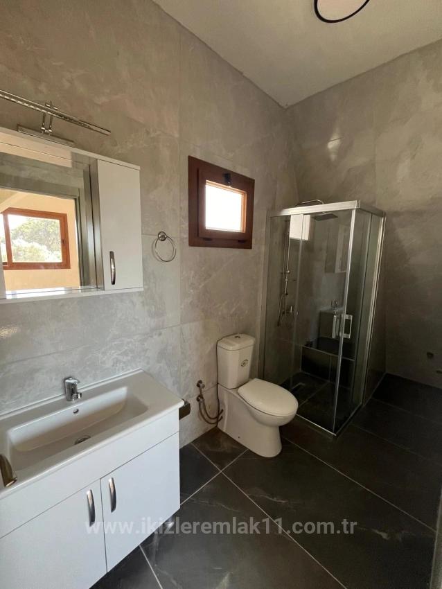 Fertiges, Freistehendes Sommerhaus Mit 2+1 Schlafzimmern In Menderes Gümüldür Zu Verkaufen, Mit Einem 200 Quadratmeter Großen Garten.