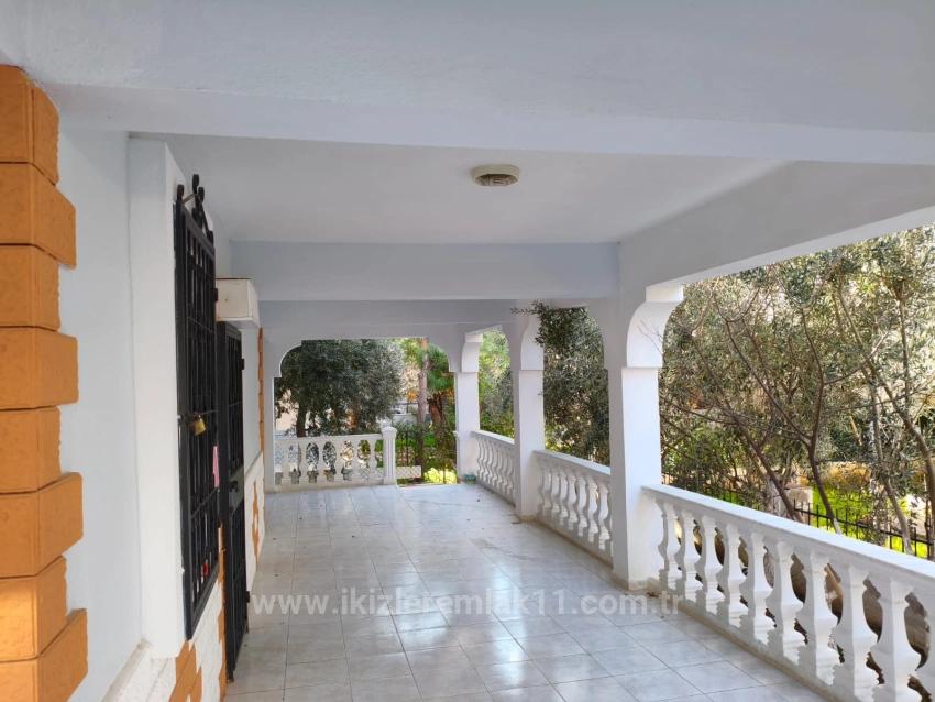 Freistehende 6+1 Villa Mit Garten Zum Verkauf In Doğanbey, Seferihisar