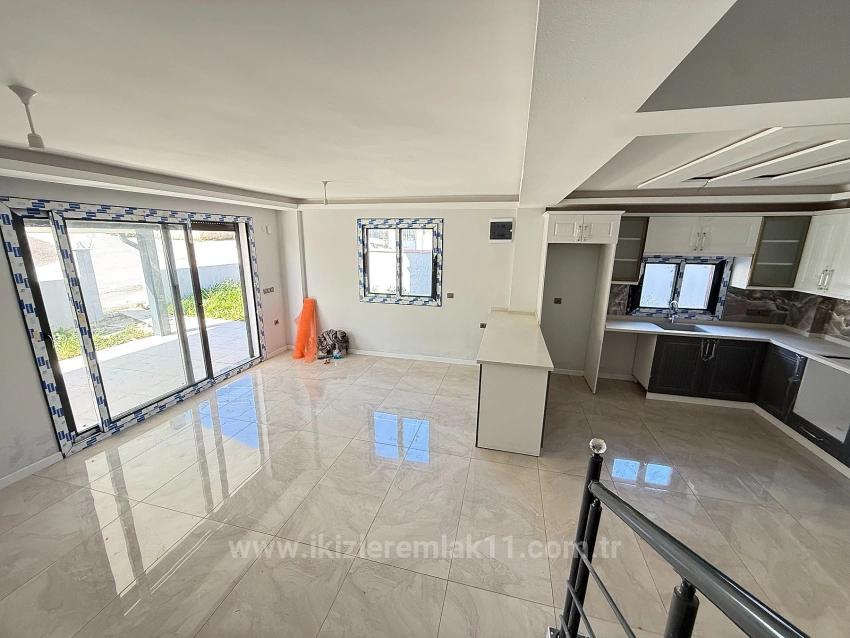 Freistehende 3+1-Villa Mit Garten Zum Verkauf In Doğanbey, Seferihisar