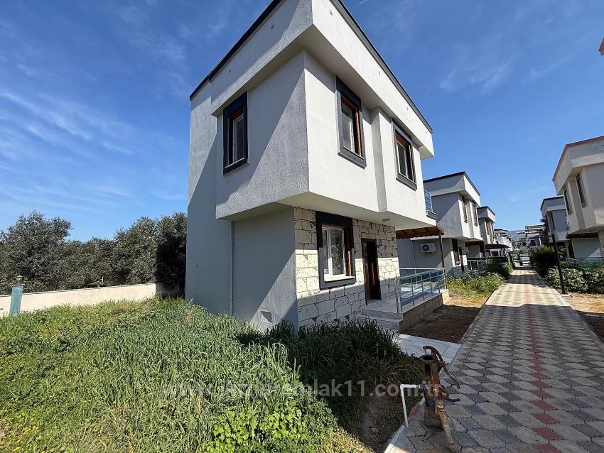 In Seferihisar Doğanbey Zu Verkaufen: Einzelnes, Unabhängiges, Großes, Gartenumschlossenes 3+1 Villenhaus