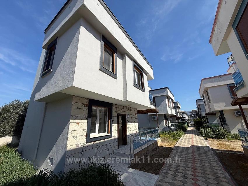 Freistehende 3+1-Villa Mit Großem Garten Zum Verkauf In Seferihisar Doğanbey