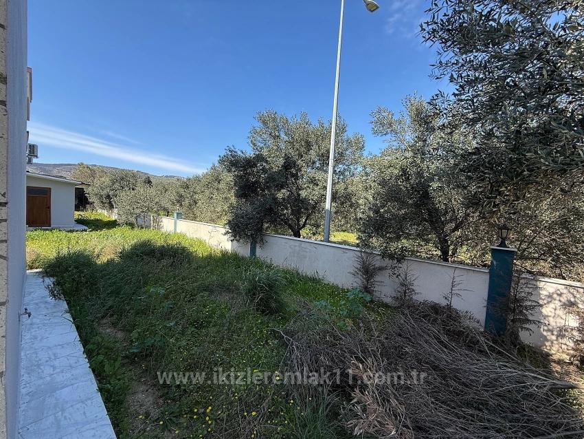 Freistehende 3+1-Villa Mit Großem Garten Zum Verkauf In Seferihisar Doğanbey