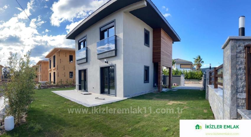 3+1-Maisonette-Villa Mit Großem Garten In Doğanbey, Seferihisar Zu Verkaufen