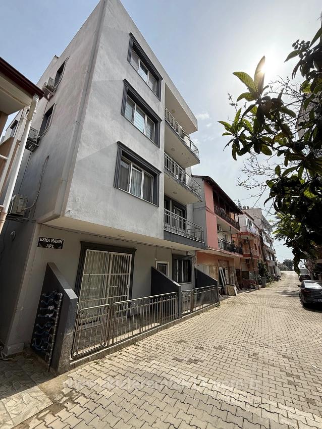 2+1 Wohnung Zum Verkauf Im Mittleren Stockwerk Im Zentrum Von Ürkmez, Seferihisar