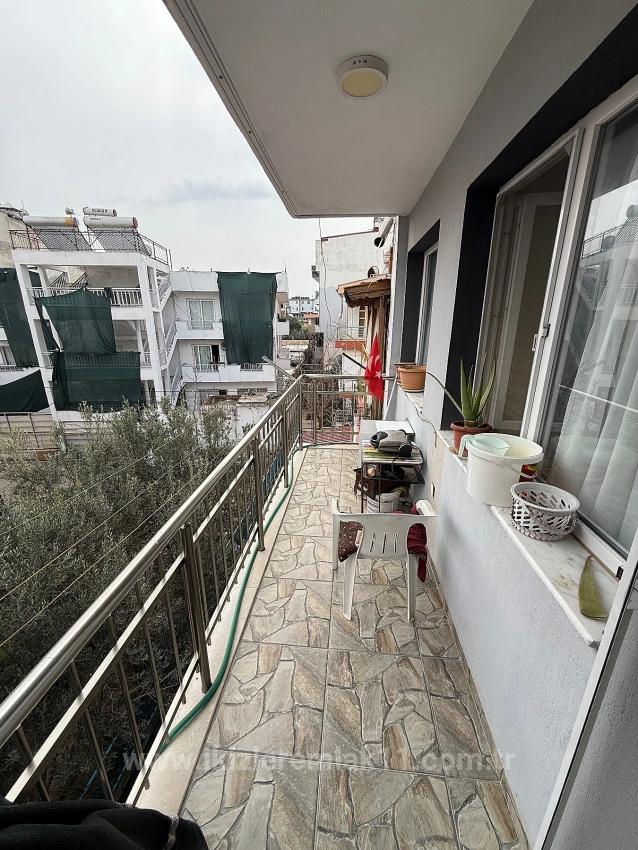 2+1 Wohnung Zum Verkauf Im Mittleren Stockwerk Im Zentrum Von Ürkmez, Seferihisar