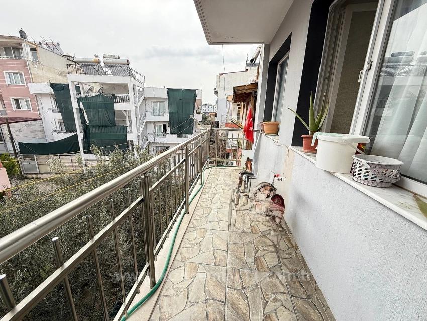 2+1 Wohnung Zum Verkauf Im Mittleren Stockwerk Im Zentrum Von Ürkmez, Seferihisar