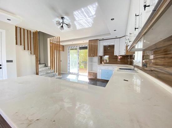 Brandneue, Freistehende Luxusvilla Mit 3 Schlafzimmern Und Einem Zusätzlichen Zimmer In Doğanbey, Seferihisar, Zu Verkaufen.