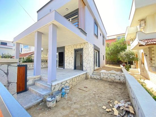 Brandneue, Freistehende Luxusvilla Mit 3 Schlafzimmern Und Einem Zusätzlichen Zimmer In Doğanbey, Seferihisar, Zu Verkaufen.
