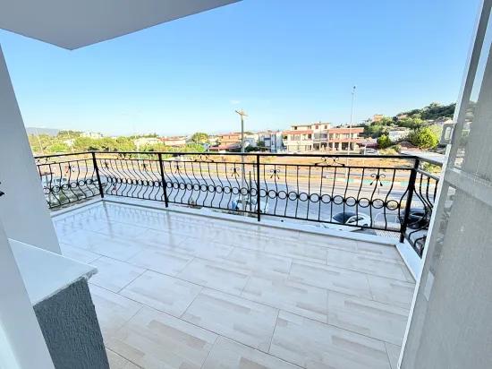 In Ürkmez, 400 M Vom Meer Entfernt, Separate Küche, Doppelbalkon, Geräumiges 2+1 Apartment