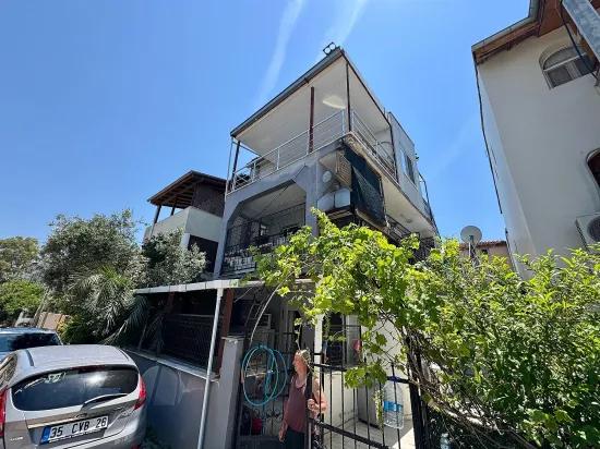 In Doğanbey Einem Zu-verkauf-stehenden Zwischen-geschoss 2+1 Zur Meer-seite 70 Metre² Wohnung