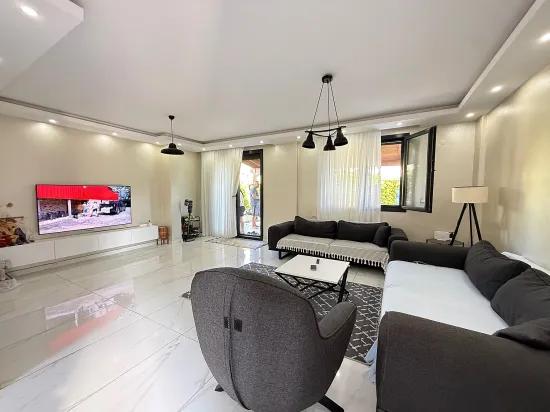 In Ürkmez Doğanbey befindet sich ein freistehendes Haus mit Pool, 3+1, separate Küche, großer Garten
