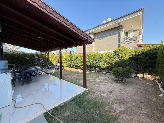 In Ürkmez Doğanbey befindet sich ein freistehendes Haus mit Pool, 3+1, separate Küche, großer Garten