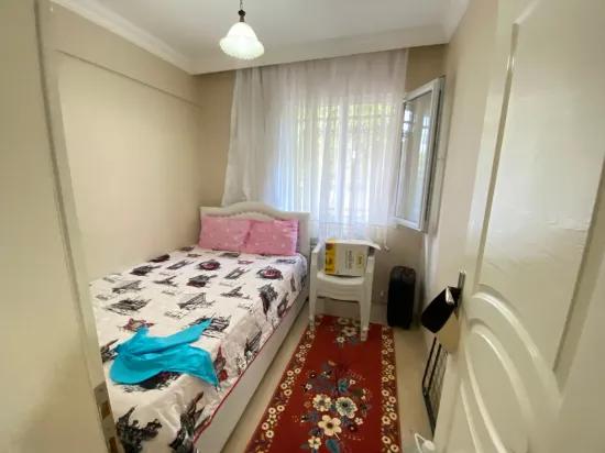 In Ürkmez Merkez Erdgeschoss 2+1 voll möblierte Wohnung