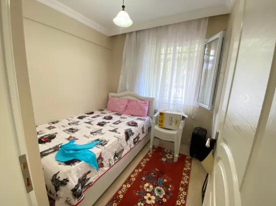 In Ürkmez Merkez Erdgeschoss 2+1 voll möblierte Wohnung