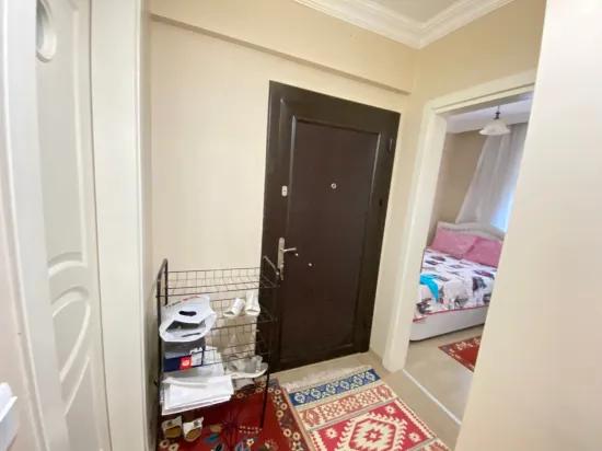 In Ürkmez Merkez Erdgeschoss 2+1 voll möblierte Wohnung