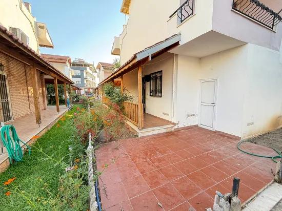 Freistehend mit Garten, 3+1 Villa, In Gümüldür am Meer, zu verkaufen.